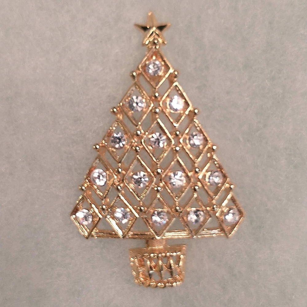 Vintage unsigned gold tone and rhinestone Christmas tree pin. 2.25 in tall.